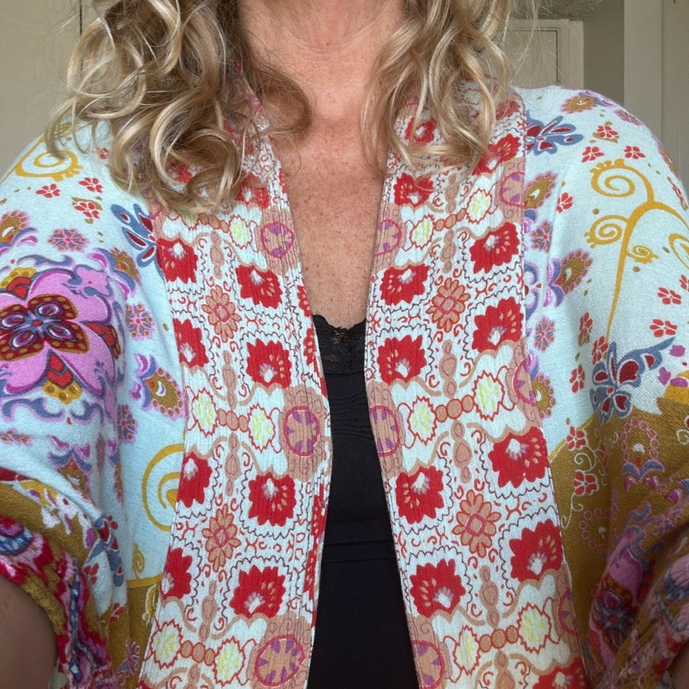 Gorgeous Free People kimono! The design in back has two holes. It has a rip too